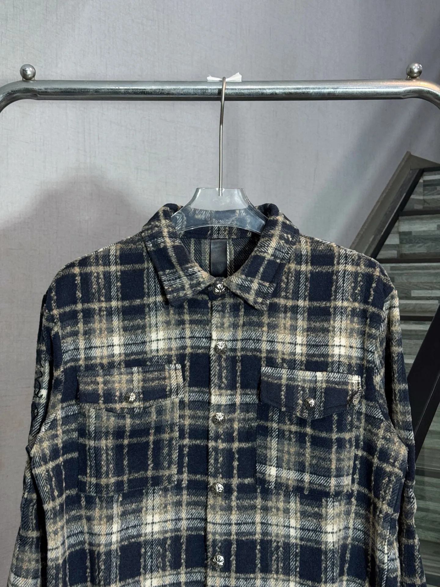 P280 model number: HE395 Chromehearts-Chrome heart wool plaid leather label shirt jacket The fabric is made of 360g high-weight tasseled woolen plaid shirt fabric. The upper body is extremely warm and feels soft and comfortable. It has custom-made original hardware Crow heart cross buttons and a custom-made original cross leather label on the back + heavy embroidery. The embroidery is full and three-dimensional, the overall process is complex, original accessories, factory workmanship, complete with three standards, feel free to buy, Kuaishou Xiaohongshu's popular shirt jacket.  Color: Red/Blue Size: S M L XL